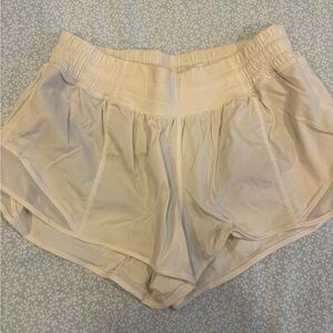 Lululemon Hottie Hot shorts in Cream
